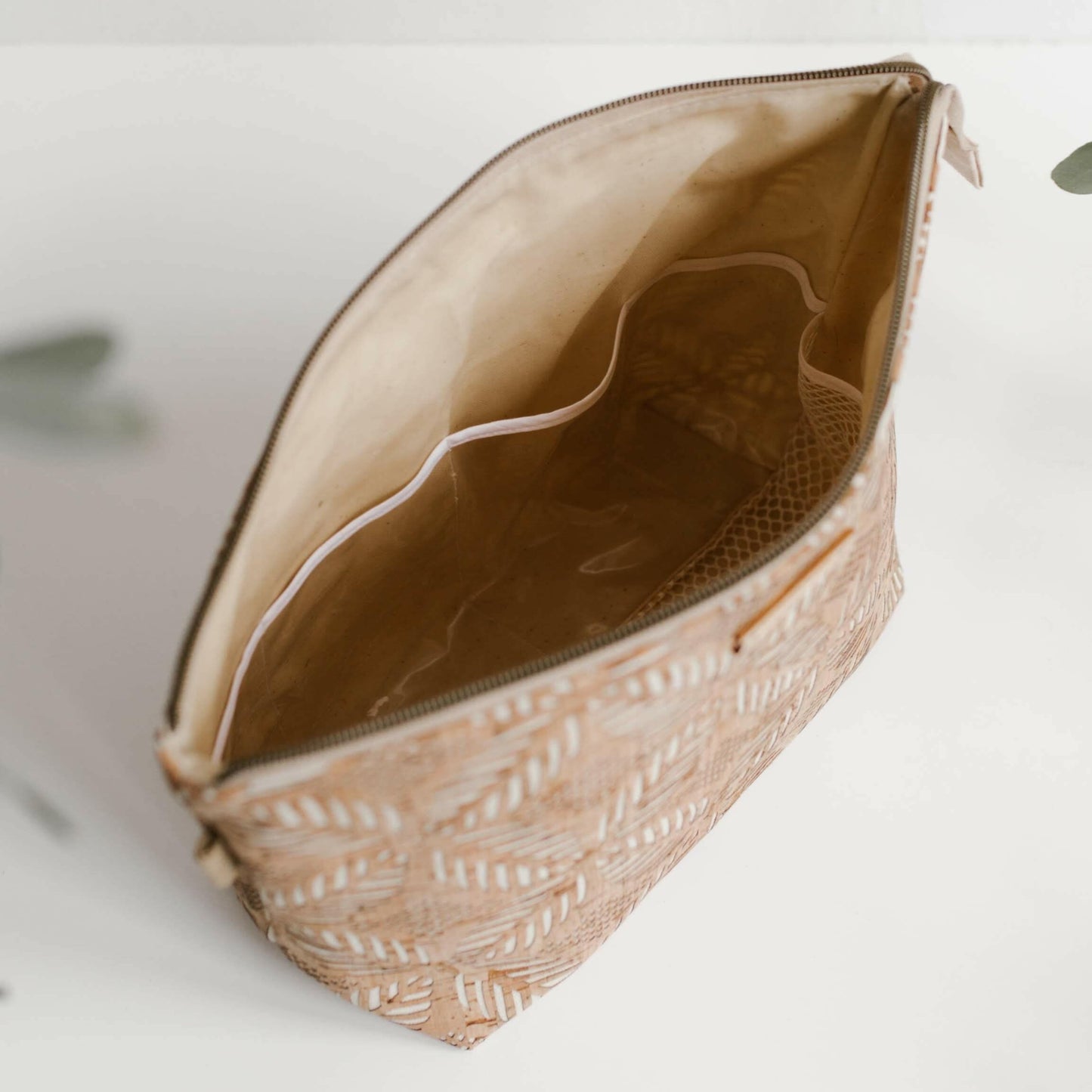 ADVENTURER cosmetics bag | CREAM.