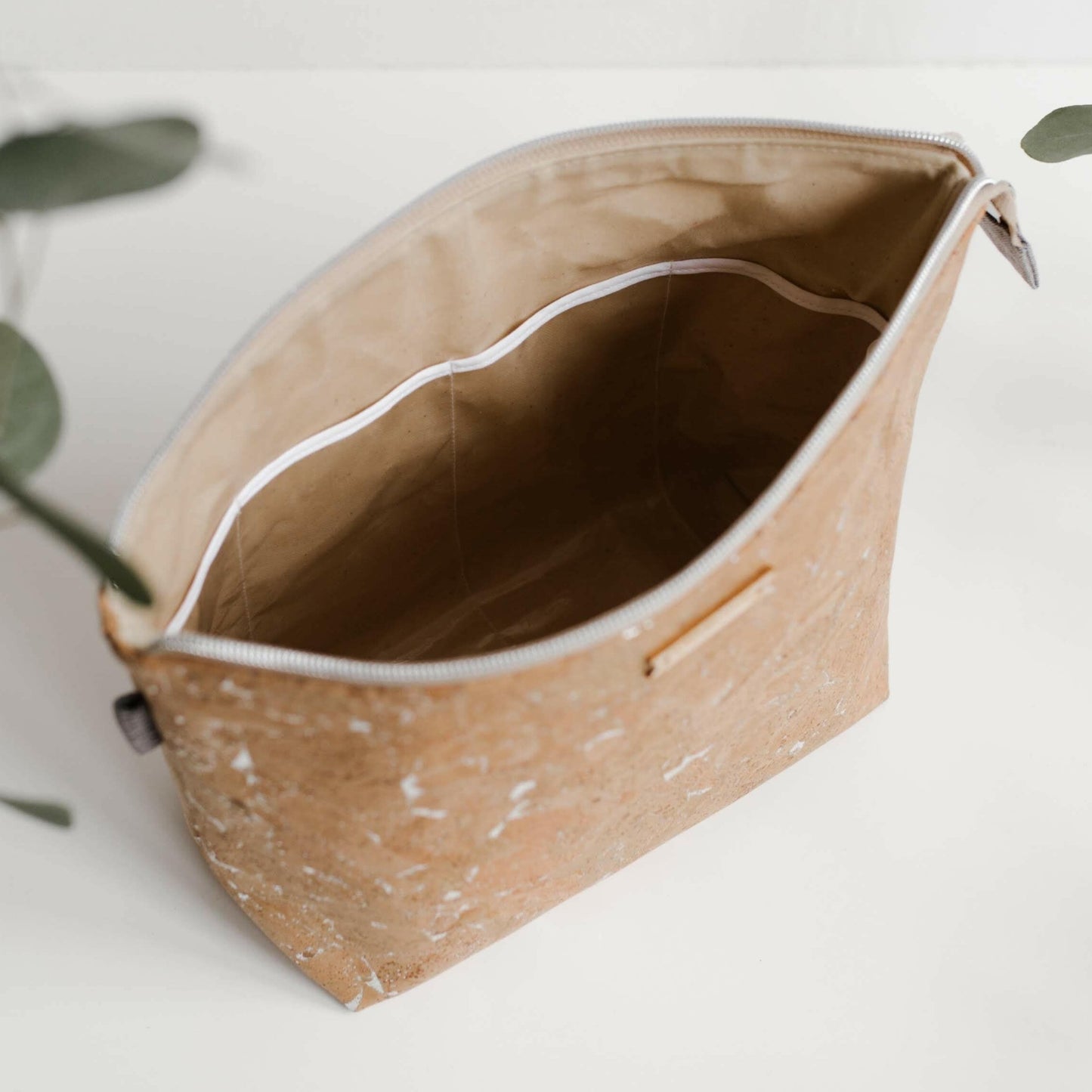 ADVENTURER cosmetics bag | SILVER.
