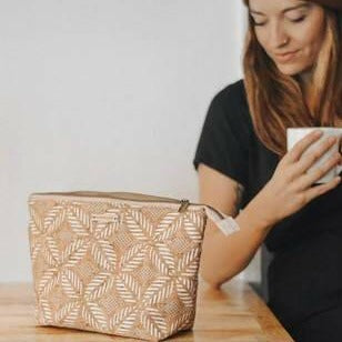 ADVENTURER cosmetics bag | CREAM.